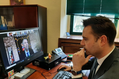 Imagen de la reunión telemática entre De la Rosa y Pérez Mateos. ECB
