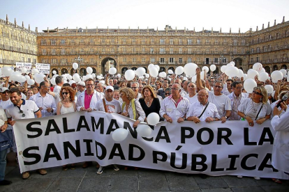 Miles de personas manifestándose, ayer, en la Plaza Mayor de Salamanca por una Sanidad pública y de calidad.-ICAL