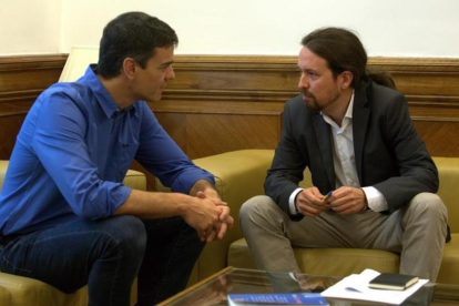 Pedro Sánchez y Pablo Iglesias, reunidos en el Congreso.-DAVID CASTRO