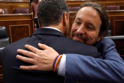 Pedro Sánchez y Pablo Iglesias se abrazan tras el triunfo de la moción socialista de censura contra Mariano Rajoy el 1 de junio.-JOSE LUIS ROCA