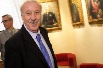 Del Bosque, en una visita a la Academia General Militar de Zaragoza.-EFE / JAVIER CEBOLLADA