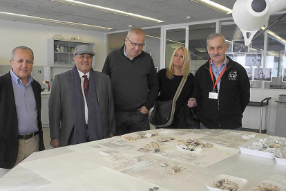 Mohamed Shanouni y José María Bermúdez de Castro flanquean en una visita a Ali Ghabban, y Manuel Sanromà responsables de Patrimonio y Urbanismo de Neom-CENIEH