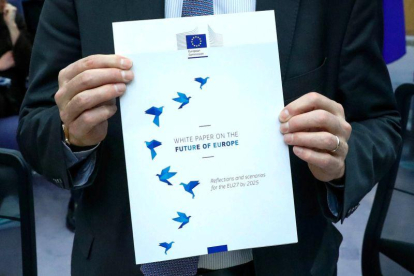 El 'Libro Blanco para el Futuro de Europa'.-YVES HERMAN / REUTERS