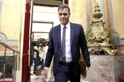 El presidente en funciones, Pedro Sánchez, entra en el pleno del Congreso de los Diputados, este miércoles.-DAVID CASTRO