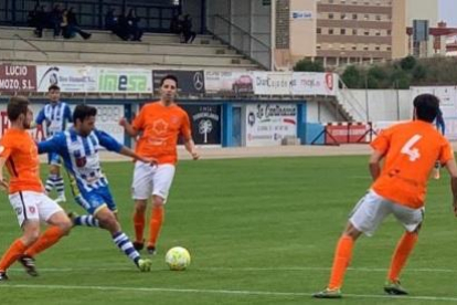 Lance del partido disputado ayer en El Montecillo.-TWITTER / @ARANDINACF
