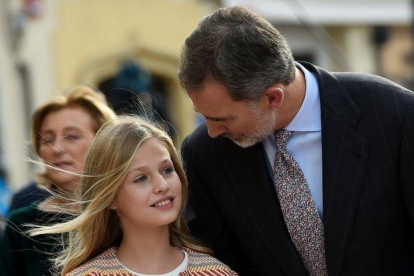 El Rey habla con su hija Leonor, este jueves, en Oviedo.-AFP