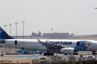 Un avión de Egyptair en el aeropuerto de El Cairo, el pasado marzo.-EFE / KHALED ELFIQI