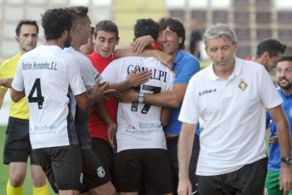 Youssef celebra el gol abrazado a Patxi Salinas junto a parte de sus compañeros.-ISRAEL L. MURILLO
