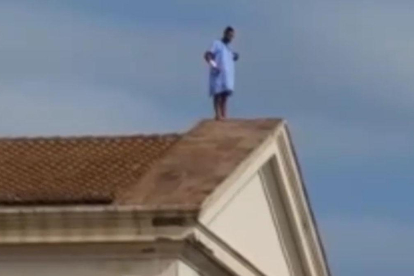 Un paciente del Hospital la Fe de Valencia trepa al tejado para que su pareja le perdone-ATLAS