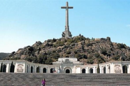 Para nostálgicos y turistas Una mujer se fotografía en el Valle de los Caídos, con el mausoleo donde reposan los restos de Franco al fondo.-JOSÉ LUIS ROCA