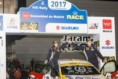 Efrén Llarena festeja su título en el Rally Comunidad de Madrid-ECB