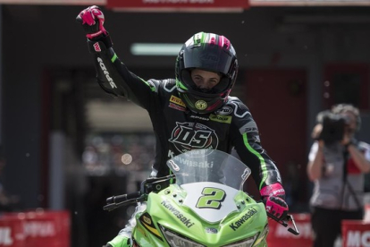 Ana Carrasco y su Kawasaki cruzan la meta de Imola (Italia) como ganadores. 