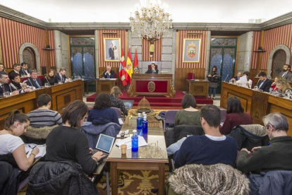 Un momento de un Pleno municipal en el Ayuntamiento de Burgos.