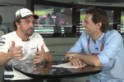 Fernando Alonso charla con Pedro Martínez de la Rosa.-MOVISTAR F-1