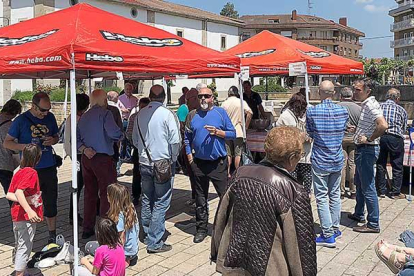La Asociación de Amigos del Chacolí del Valle de Mena celebró ayer su tradicional cata popular para dar a conocer la añada del año pasado.-ECB