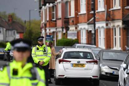 Agentes británicos mantiene un cordón policial en la calle residencial del noroeste de Londres donde tuvo lugar el tiroteo durante una operación antiterrorista, el 28 de abril, en Londres.-BEN STANSALL
