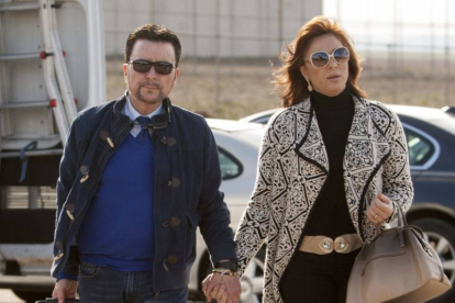El diestro Ortega Cano, acompañado por su pareja, Ana María Aldón, a su llegada hoy a la cárcel de Zuera (Zaragoza), a donde ha regresado tras disfrutar de su segundo permiso penitenciario, y lo ha hecho "tranquilo" porque, según dice, después de todo est-Foto: EFE/ TONI GALÁN