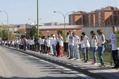 La cadena humana a su paso por la avenida Islas Baleares.-Raúl G. Ochoa