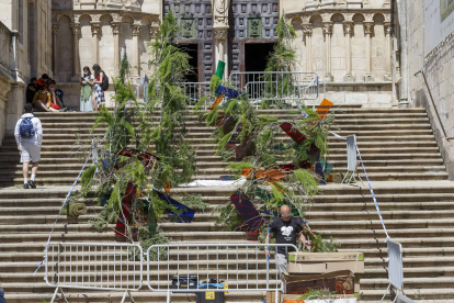 Decorando la Puerta del Sarmental. Por la Escuela andaluza de Arte Floral. SANTI OTERO