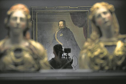 En primer plano, ‘Santa Marta’ y ‘Santa María Magdalena’, de Juan de Juni; al fondo, un ‘velázquez’. Estas obras se encuentran en la Hispanic Society of America.-AP