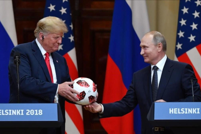 Momento en que Putin ofrece a Trump un balón del Mundial de Fútbol.-AFP / YURI KADOBNOV