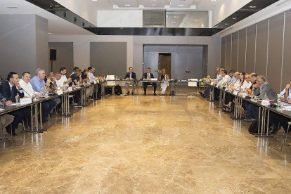 Félix Sancho (segundo izq.) asistió ayer a la Asamblea de la ACB como presidente del CB Miraflores-ACB.com