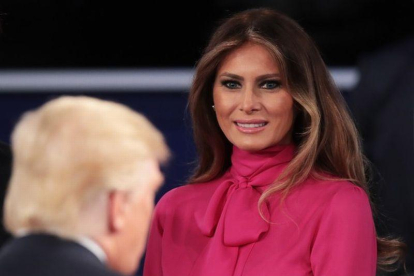 Melania Trump mira a su marido, tras el segundo debate de candidatos a la Casa Blanca, el pasado 9 de octubre.-AFP / SCOTT OLSON