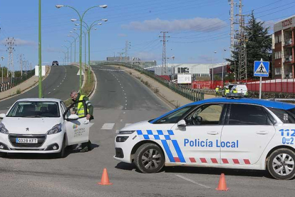 Al fondo a la derecha, los operarios trabajan en la torreta afectada por el viento.-RAÚL G. OCHOA