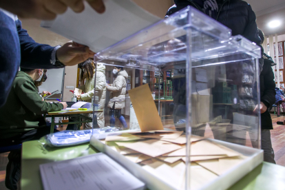 Los 28 vecinos de Haza (Burgos) acuerdan votar antes de la hora de comer y cierran mesa con un 100% de participación. TOMÁS ALONSO
