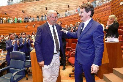 El ‘popular’ Alfonso Fernández Mañueco saluda al líder de Cs, Francisco Igea, al término de la votación de investidura que le convirtió en presidente.-J. M. LOSTAU