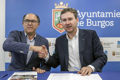 Julio Andrés Izquierdo y Javier Lacalle sellan el convenio.-SANTI OTERO