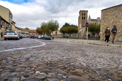 La calle Alfonso VIII, que será renovada en varias fases por el Ayuntamiento, es de las pocas que mantienen el canto rodado como pavimento. TOMÁS ALONSO