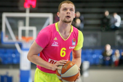 Andrija Marjanovic, con la camiseta del KK Mega Basket. KK MEGA BASKET