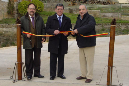 César Rico (centro) junto a Ángel Guerra (izq) y el alcalde José Ángel Esteban (dch).-L. V.