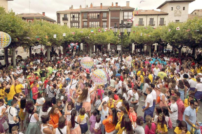 El corazón de la localidad volvió a llenarse de música y colorido gracias a los cientes de personas que participaron ayer en los festejos.-G. G.