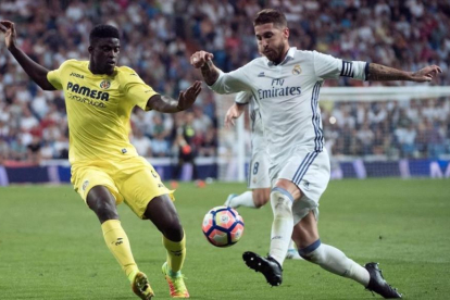 Sergio Ramos y N'Diaye durante el partido Madrid-Villlarreal, disputado el miércooles en el Bernabéu.-CURTO DE LA TORRE / AFP