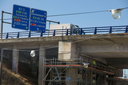 Obras en el viaducto de Timoteo Arnaiz. TOMÁS ALONSO