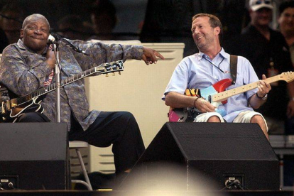 B.B. King bromea con Eric Clapton durante una jam sesión, en junio del 2004 en Dallas.-Foto: AP