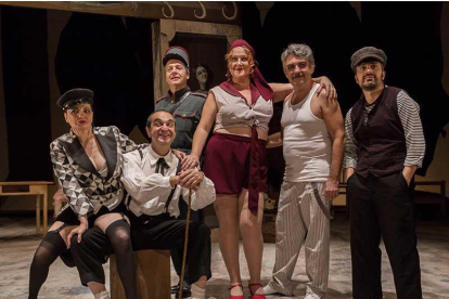 El equipo artístico está formado por, de i. a d., Mayte Bona, Francisco Negro, Santiago Nogués, Mamen Godoy, Adolfo Pastor y Felipe Santiago.-