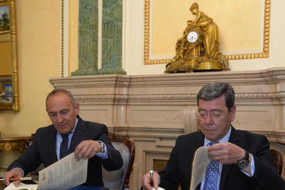 Ramiro González y César Rico, durante la firma del acuerdo ayer en Vitoria.-ICAL