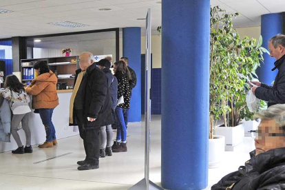 Varios pacientes aguardan su turno en un centro de salud de Burgos capital.-SANTI OTERO
