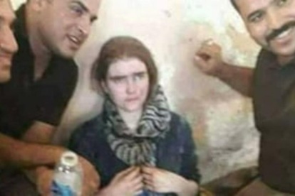 Soldados iraquís muestran a la joven alemana arrestada en Mosul.-EL PERIÓDICO