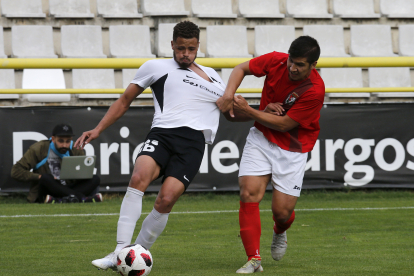 Burgos CF y Real Burgos jugaron un amistoso en El Plantío fruto del acuerdo firmado. Santi Otero