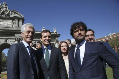 El número dos del PP, Adolfo Suárez Illana, junto a Pablo Casado y otros candidatos al 28-A.-EL PERIÓDICO