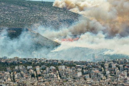 Un incendio en un monte cercano a Atenas cubre de humo la ciudad.-Foto: ATLAS