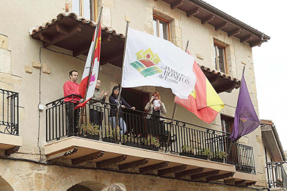 La bandera de Los Pueblos más Bonitos de España ondeó en el Consistorio.-G. G.