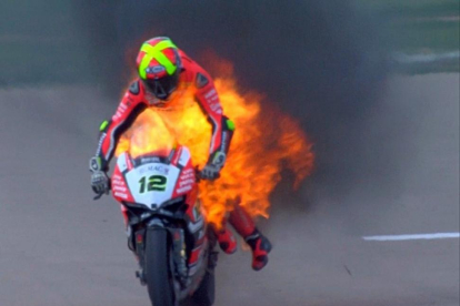Xavi Fores, con la moto en llamas.-