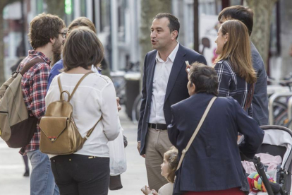 El concejal José Antonio Antón y Gema Conde iniciaron ayer por la tarde en el Espolón el reparto de campaña.-SANTI OTERO