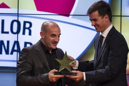 Albert Ferrer recibe el premio al mejor entrenador catalán en noviembre del 2014.-CARLOS MONTAÑÉS
