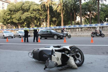 Accidente de un motorista en el centro de Barcelona.-ACN